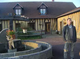 381-patrick-gagneur-domaine-la-baudriere-devant-l-ancien-pressoir.webp